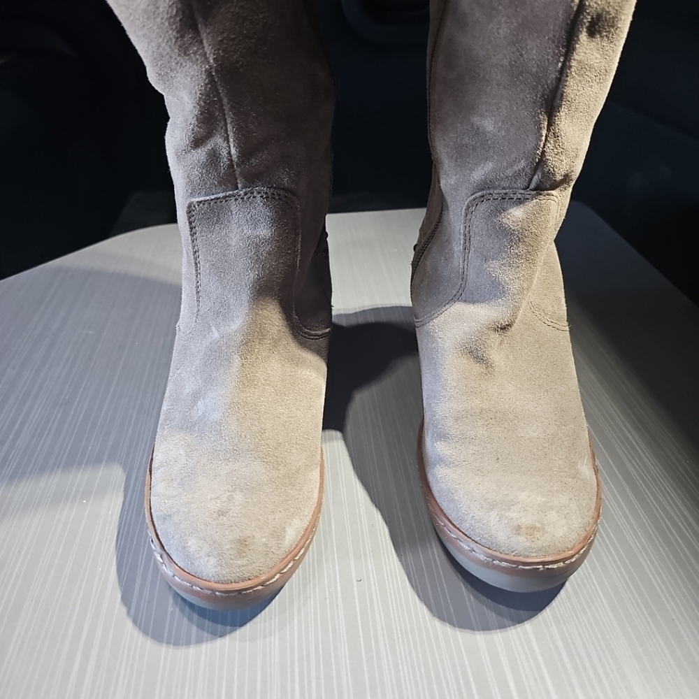 Baretraps Onessa Taupe Studded Suede Snow Boot Women's 8M Excellent Pre-Owned - Picture 3 of 12